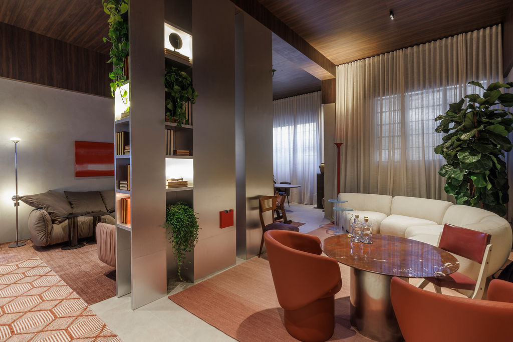 Sala com estante, sofá, mesa de jantar e vegetação